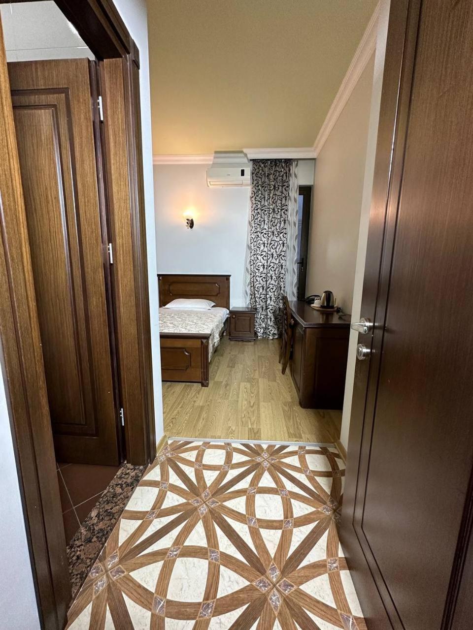 Eiffel Hotel Batumi Zimmer foto